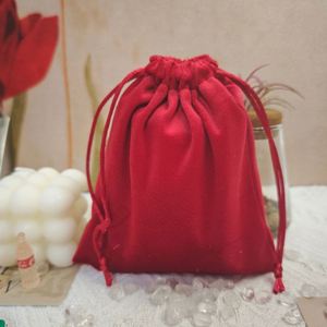 Pochette de luxe en velours rouge ultra doux pour bijoux, sac cadeau personnalisé en velours avec cordon de serrage anti-poussière - Product Image 1