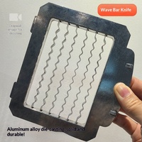 Commerciële elektrische crinkle cutter machine, golfvormige friet snijmachine voor aardappel, wortel, radijs, meloen, groentestrip snijgereedschap