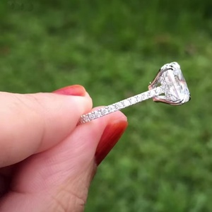 แหวนแต่งงาน/หมั้น/ครบรอบ ทองคำขาว 14K ประดับเพชรโมอิสซาไนต์ทรงรัศมี 3 กะรัต รูปทรงเรเดียนท์คัต ดีไซน์กรงเล็บคู่ ซ่อนรูปทรงรัศมี - Product Image 6