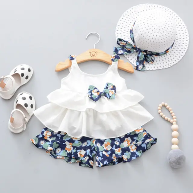 Costume de petite fille avec chemise sans manches en mousseline de soie blanche nœuds fantaisie minuscule short à fleurs