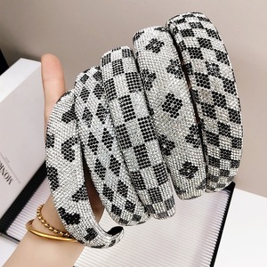 Nuova Fascia per Capelli Coreana con Cristalli 3D a Forma di Cuore - Minimalista Bianco e Nero Completamente Decorata con Strass Ecologica - Product Image 2