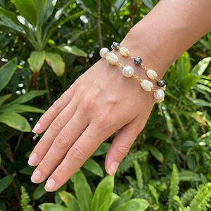 Pulsera de Cadena de Eslabones Dorados <span class=keywords><strong>con</strong></span> Dijes Pikake y Perlas Blancas y Negras, 4 Tamaños Disponibles, Joyería Hawaiana, Accesorio de Muñeca para Mujer - Product Image 1