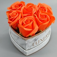 Boîte à fleurs en papier marbré en forme de cœur, design personnalisé, en gros, avec mousse pour roses éternelles, revêtement UV, gaufrage, matériaux recyclés