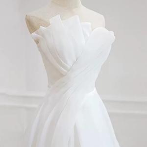 فستان سهرة طويل أبيض بدون أكمام للحفلات والمناسبات، تصميم أنيق بتنورة واسعة من الأورجانزا - Product Image 2