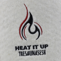 Un gorro de sauna de lana pura que porta el nombre de su marca como un distintivo de honor mientras que el calor se recede al otro lado de la puerta.