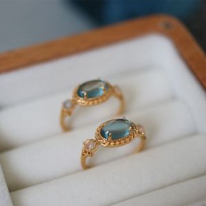 แหวนเพชรโทแพซสีน้ำเงินลอนลีย์ไอส์แลนด์ ลอนดอน บลู ท็อปพาซ ชุบด้วยทังสเตน ดีไซน์หรูหราเบาๆ สำหรับผู้หญิง สไตล์เดียวกับที่มีในเล่มเล็กๆ สีแดง - Product Image 2