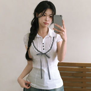 Blusa de manga corta estilo universitario con pliegues, botones, cuello con lazo en blanco y negro, mangas abullonadas de encaje y corte ajustado. - Product Image 1