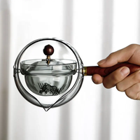 La théière en verre de Borosilicate de vente chaude avec le manche en bois peut 360 la bouilloire en verre tournante pour le thé