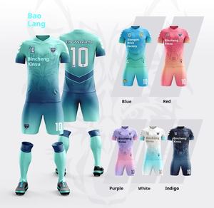 Personalizzato la tua sublimazione t-shirt da calcio Boxy croazia versione giocatore rosso colore bianco retrò maglia da calcio Set - Product Image 4