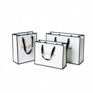 ถุงช้อปปิ้งกระดาษคราฟท์แบบกำหนดเองขายส่ง พร้อมโลโก้ปั๊มทองหรูหรา เป็นมิตรกับสิ่งแวดล้อม ผลิตจากวัสดุรีไซเคิล และมีหูหิ้วแบบเชือกกลม - Product Image 4