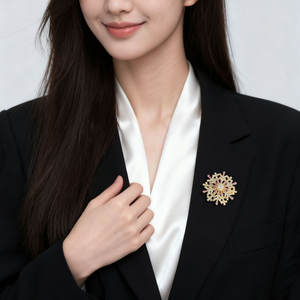 Broche en cristal CZ de haute qualité en forme de flocon de neige pour femme, bijou de mode, broche rotative en forme de flocon de neige, vente en gros - Product Image 2