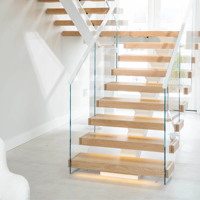 Trouvez des escaliers similaires à l'Icon Straight Mono Stringer avec rampe personnalisée, marches en hêtre européen, configurations en forme de L/U