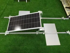 Système complet d'installation solaire au sol en gros avec supports triangulaires réglables