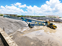 Chargeur de navires continu pour ciment et clinker - Convoyeur de chargement en vrac fermé et écologique avec revêtement anti-corrosion C5-M