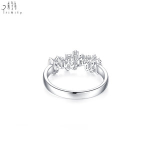 สินค้าใหม่ล่าสุด เครื่องประดับหรูหราขายส่ง แหวนทองคำขาว 18K ดีไซน์ไม่สมมาตร ประดับเพชรธรรมชาติแบบเจียระไนผสม - Product Image 3