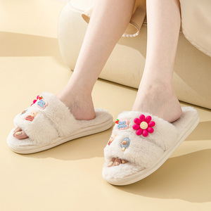 Venta al por mayor de moda mullido cálido punta abierta flor para zapatillas para las mujeres Chanclas de felpa con suela de EVA para el invierno - Product Image 3