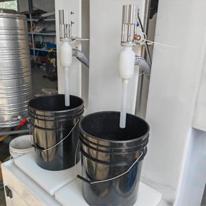 Machines de remplissage semi-automatiques de détergent liquide corrosif acide liquide de blanchiment pour la bouteille en plastique et chimique - Product Image 2