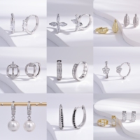Maßgefertigte Klassische Unisex-Ohrringe Rhodium-Plattiert Epoxid-Blumen Huggie 925 Sterling Silber Feiner Schmuck