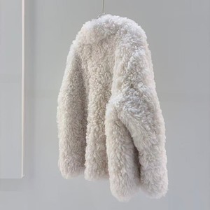 <span class=keywords><strong>Cappotto</strong></span> <span class=keywords><strong>in</strong></span> <span class=keywords><strong>Pelliccia</strong></span> di Agnello per Donna, Stile Casual, Bianco <span class=keywords><strong>con</strong></span> Collo a Risvolto, Chiusura <span class=keywords><strong>con</strong></span> Bottoni Rivestiti, <span class=keywords><strong>Interno</strong></span> <span class=keywords><strong>in</strong></span> Pelle Spessa per l'Inverno - Product Image 2