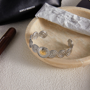 Bracelet en argent à motif soleil avec incrustation dorée, design géométrique, unisexe, à porter au quotidien - Product Image 4