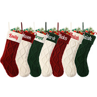 Chaussette de Noël personnalisée en tricot avec nom brodé, motif losanges et lettrage anglais – Chaussettes de fêtes pour cheminée