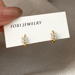Boucles d'oreilles créoles simples en laiton étanche avec zircon pour femme, plaqué or 18 carats, idéales pour les fêtes et mariages - Product Image 4