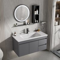 Meuble-lavabo mural moderne et concis en aluminium avec porte en PVC, vasque en céramique grise, miroir à capteur tactile et étagères