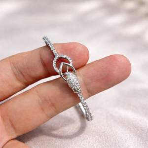 กำไลข้อมือเพชรคิวบิกเซอร์โคเนียสไตล์อเมริกันคลาสสิก ชุบเงิน ของขวัญเครื่องประดับงานแต่งงานสำหรับผู้หญิง ดีไซน์ระยิบระยับสวยงาม - Product Image 2