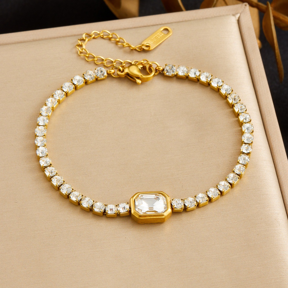 b2510157  white