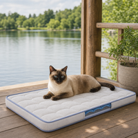 Coussin rafraîchissant pour chat Lakeside avec matelassage floral et couche visible, idéal pour les voyages hivernaux et la détente sur terrasse couverte