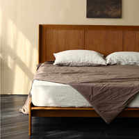 Lit plateforme de luxe en bois massif avec tête de lit cannelée, structure en chêne et noyer, style Japandi japonais, pour lit King Size