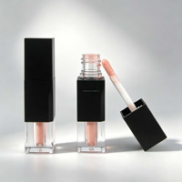 Gloss à lèvres liquide brillant, design carré, base transparente, capuchon noir, fini crémeux et scintillant, longue tenue, non collant, format voyage, personnalisable OEM