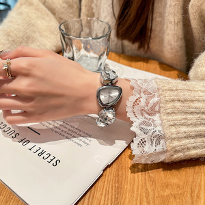 Reloj de pulsera de cuarzo con cristal verde y triángulo dorado para mujer - Product Image 5