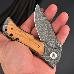 Couteau de poche de haute qualité en acier Damas avec manche en bois d'olivier pour le camping en plein air, la chasse tactique, le bricolage, OEM personnalisable - Product Image 1