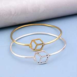 Nouveau design tendance, bracelet minimaliste géométrique, bracelet minimaliste en laiton, bracelet géométrique en forme de cube plaqué or 18 carats pour femmes, vente en gros/OEM - Product Image 3