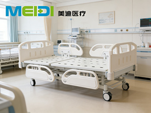 Lit médical à manivelle simple avec têtes et pieds creux triples, surface perforée, frein de commande central - Product Image 1