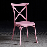 Chaise de salle à manger moderne en métal avec dossier croisé, finition grain de bois, hauteur réglable - Mobilier commercial pour hôtels et mariages