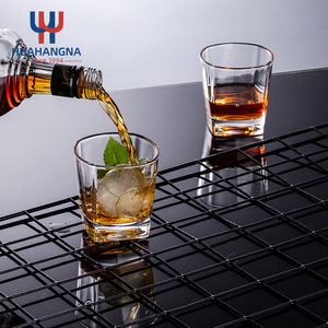 Ensemble de 4 <span class=keywords><strong>verres</strong></span> <span class=keywords><strong>à</strong></span> whisky carrés en cristal de 9oz pour le whisky Scotch Bourbon Liquor Snifter Rum dans une boîte cadeau en bois - Product Image 5