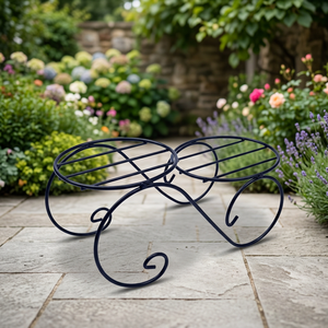 Support de plante décoratif en métal pour usage intérieur et extérieur avec un design élégant à motifs courbés, support à fleurs à double niveau - Product Image 4