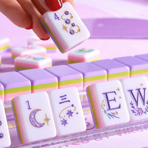 Juego de Mahjong Americano Acrílico de 4 Capas en Morado Claro, Fichas Celestiales Pintadas a Mano con Grabados Personalizados - Product Image 3