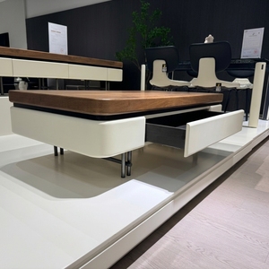 Table basse moderne en verre trempé ondulé, placage noyer <span class=keywords><strong>MDF</strong></span> avec tiroirs, pieds en acier inoxydable <span class=keywords><strong>plaqué</strong></span> titane – Vente en gros usine - Product Image 2