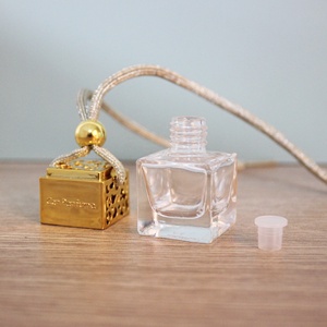 In Voorraad 8Ml Lege Parfumflesjes Voor Auto Decoratieve Opknoping Glazen Auto Diffuser Fles Met Holle Gesneden Design Dop - Product Image 3