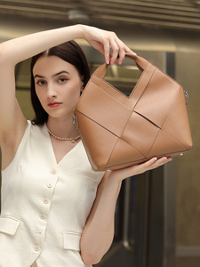 Bolso de mano de cuero genuino para mujer, diseño geométrico entrecruzado, bolsos de diseño hechos a mano, bolso de hombro de cuero tejido. - Product Image 3