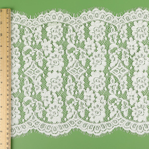 شريط دانتيل فرنسي كبير الحجم مطرز يدويًا بخيوط للزينة في حجاب العروس وفساتين الزفاف - Product Image 2