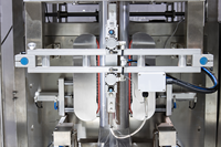 Machine d'emballage automatique à tête unique avec peseuse linéaire de haute précision, remplissage pneumatique et étiquetage pour sachets/aliments sous film