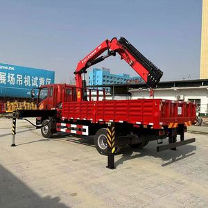 Camion grue d'ingénierie Sinotruk Howman, empattement 3900 mm, équipé d'une grue à bras pliant à 5 sections Hongchang Tianma de 6,3 tonnes - Product Image 6