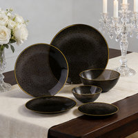 Assiettes en plastique jetables semi-transparentes noires modernes avec bordure dorée et texture martelée pour événements et fêtes – Vente en gros