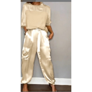 ชุดเซ็ต 2 ชิ้นแฟชั่นสำหรับผู้หญิง ผ้าซาตินเนื้อนุ่ม คอกลม กางเกงรูดเชือก สไตล์ลำลอง - Product Image 2