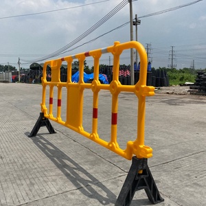 Barrière de circulation jaune en PEHD de 2 m avec protection IP65 et réflecteur prismatique haute intensité pour le contrôle temporaire des foules - Product Image 3