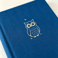 Carnet de notes personnalisé A5 en lin bleu saphir avec motif hibou et dorure à chaud, couverture rigide à grille pointillée pour journalisation